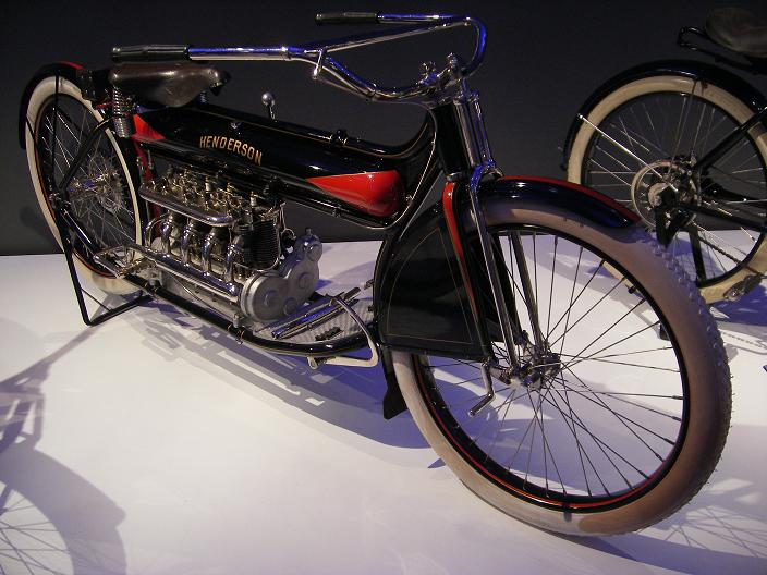 Notera att man på denna mc körde sin passagerare framför sig, mellan styret &amp; sadeln, med fötterna på fotpinnarna i framhjulets nav ! (ser inte så bekvämt ut)