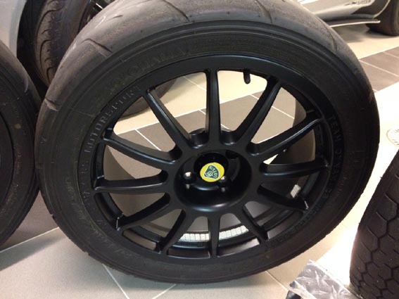 Bakhjul med slitet däck