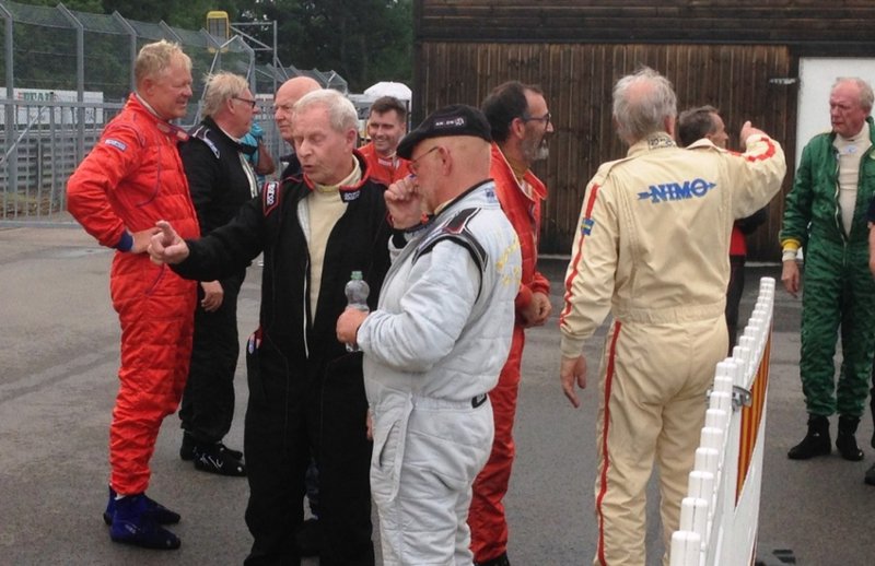 Ungtupparna diskuterar lördagens race.JPG