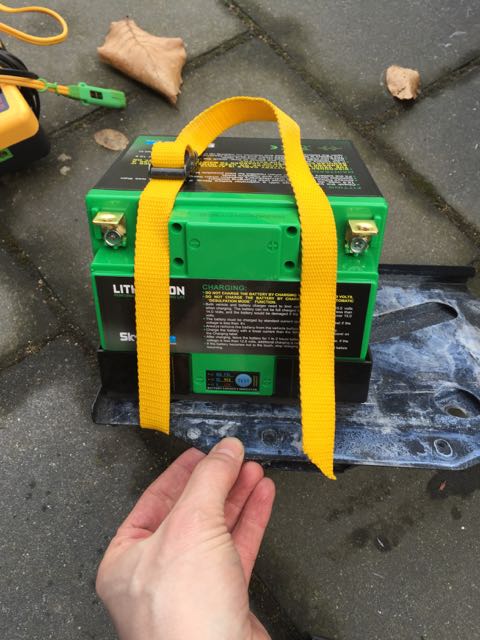 Cirka 5 mm hård skumgummimatta tillskuren, polerna flyttade