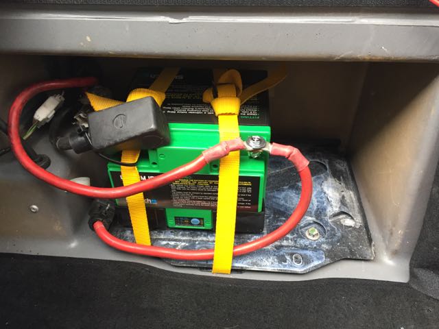 Remmarna fastklämda under original batterihylla