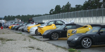 Bilar på rad i förmiddagens blöta.JPG