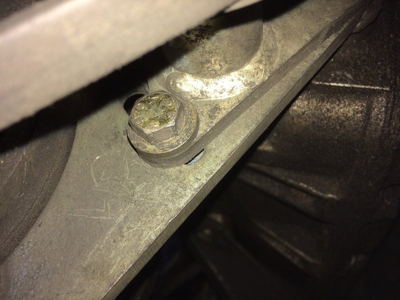 Lossat spännare till remmen som driver kompressorn till AC:n