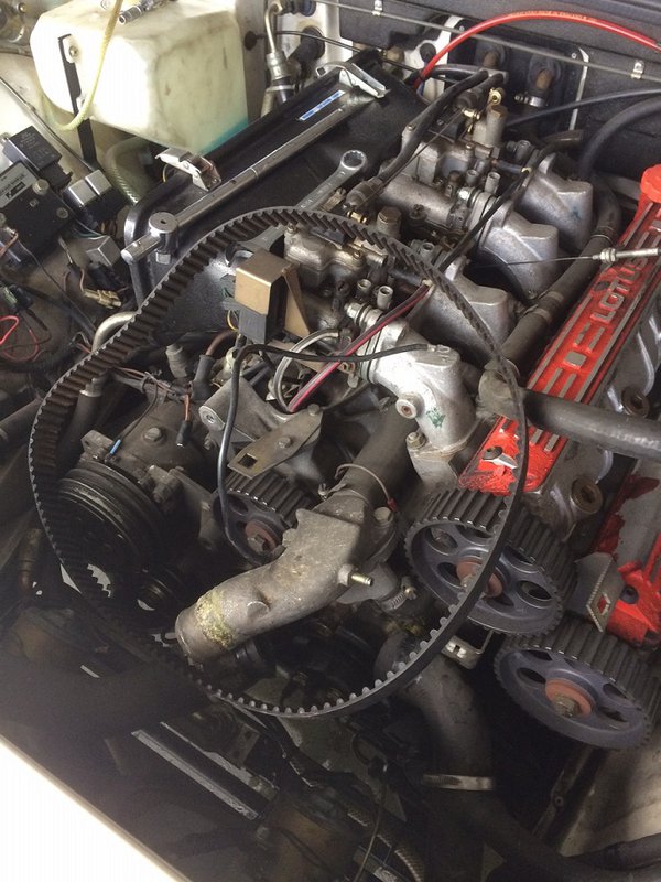 Spännare lossad och kamrem demonterad