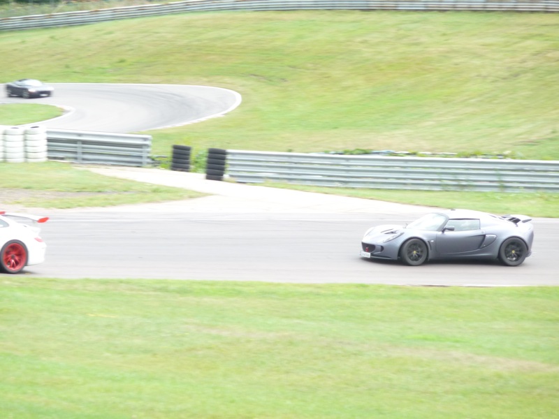 Lotus Exige med bakändan av en P....e och en Speedster i bakgrunden. Svårt att få allt i fokus med mer som rör sig. Knutstorp 9/8-10.