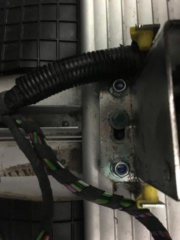 Spaklåda bultad genom bottenplåten för ökad stabilitet.jpg