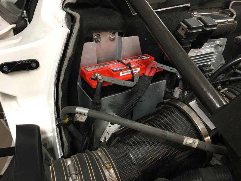 Racingbatteri monterat mot brandväggen.jpg