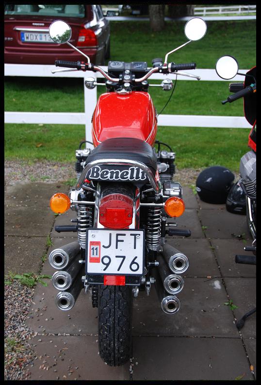 Benelli 750: Rak (paralell) sexcylindrig motor med lika många avgasrör...