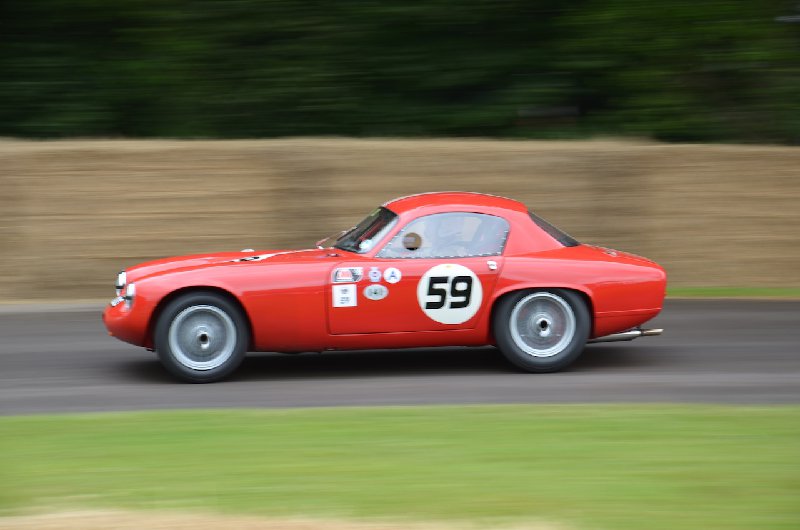 En klassisk Lotus Elite typ 14 i full fart uppför backen
