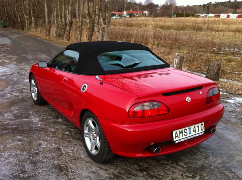 På väg till sadelmakaren för byte av bakruta.JPG