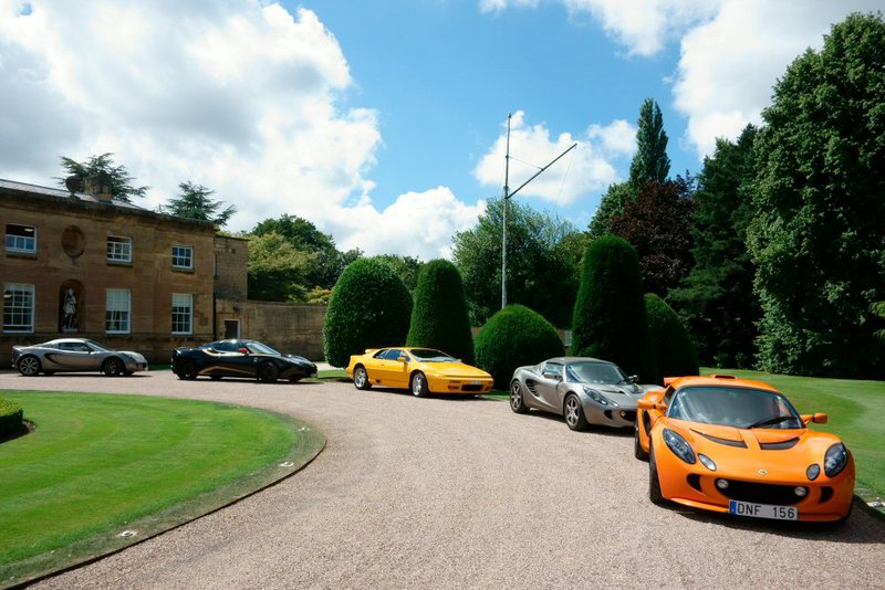 Bilarna uppställda framför Bowcliff Hall