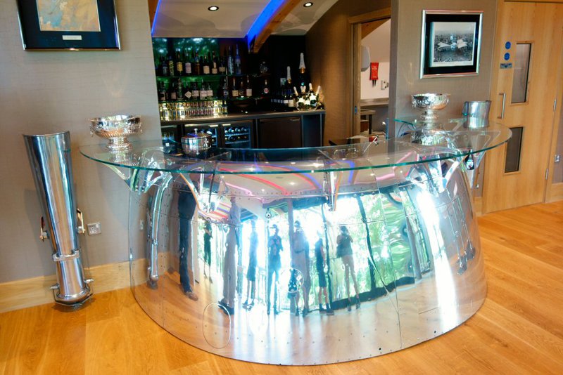 En bar gjord av höljet från en jet-motor