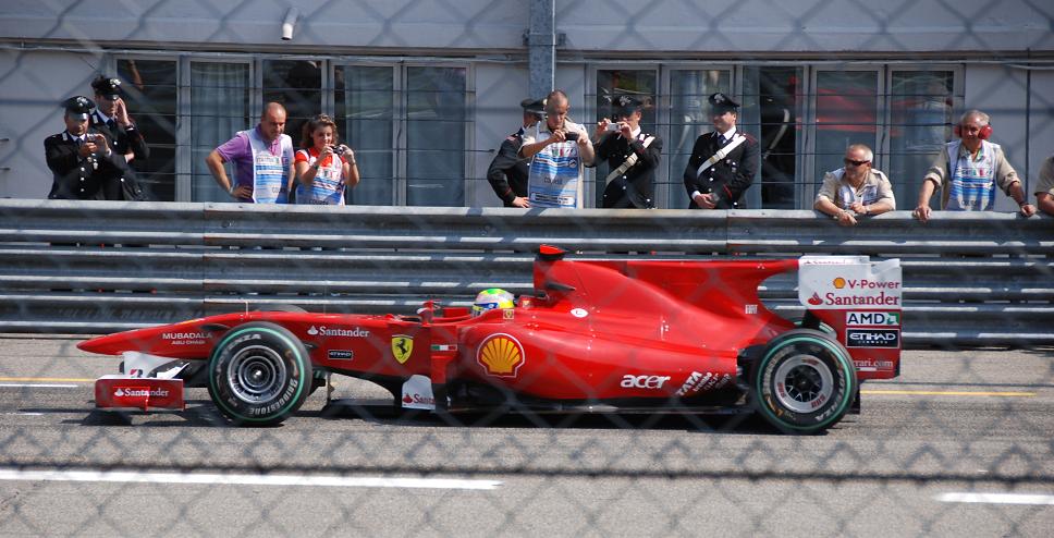Karbinieris utnyttjar sin uniform för att kunna ta bra bilder på Ferraris F1 bil !