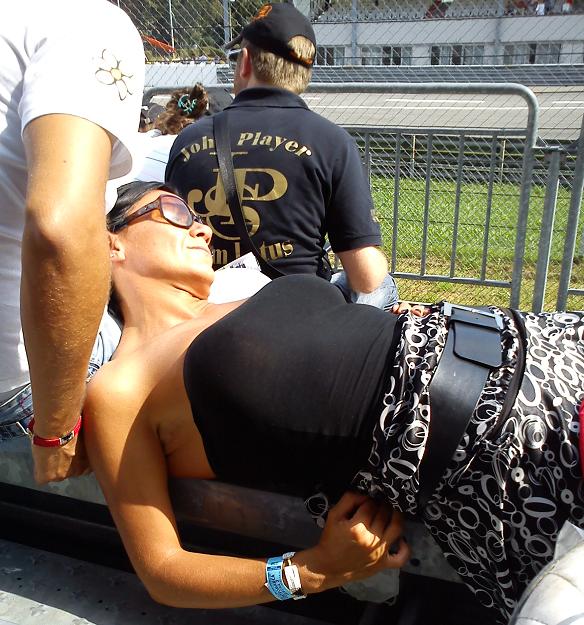 Italiensk Ferrari supporterska &amp; en JPS fan.