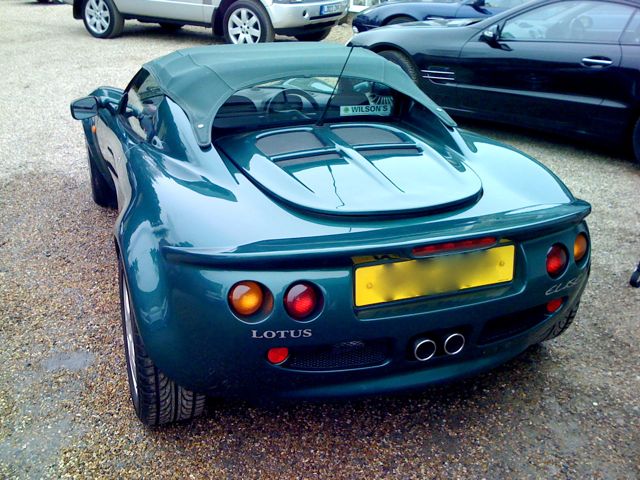 Elisen hos bilhandlaren