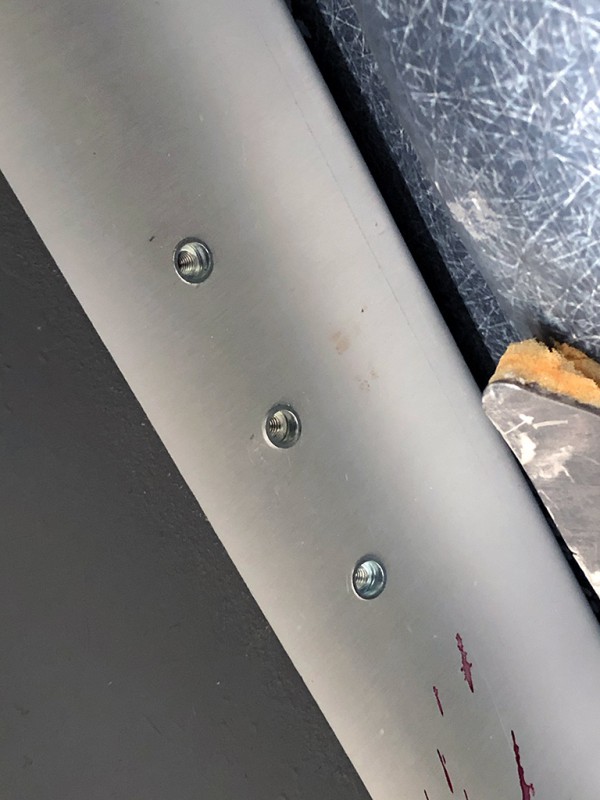 Blindnitmutter för adapterplattan