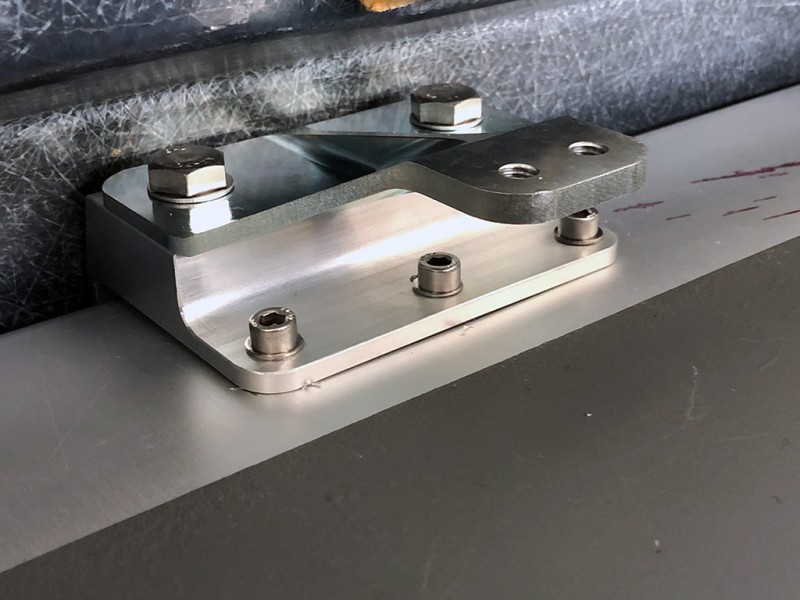 Nedre fäste monterat på adapter