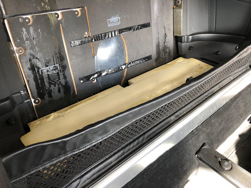 Urskärning i stoppningen för bältessträvan