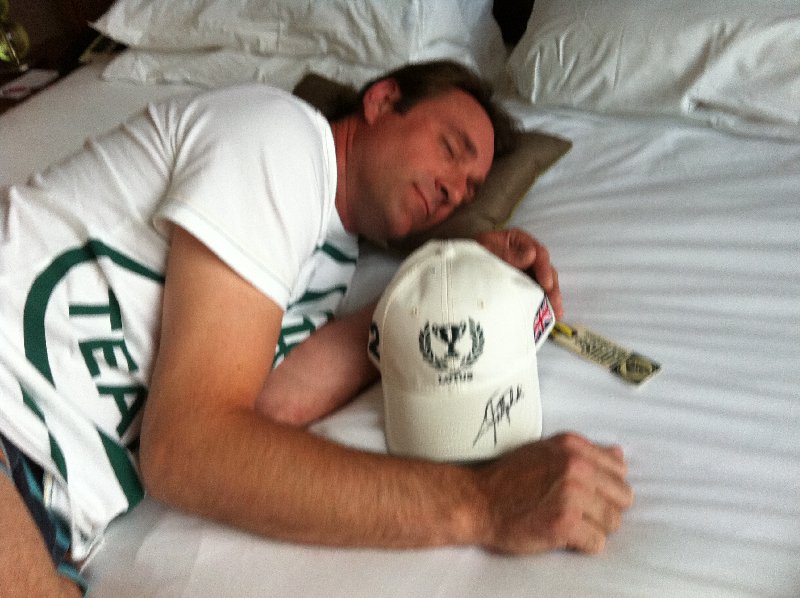 Själv sover jag gott numera med min nya nalle som farbror Emerson fick skriva sitt namn på...