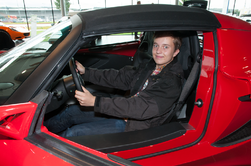 JR ser oroväckande nöjd ut, varför ville han låna pappas kreditkort???